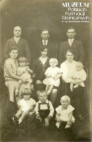 1. Tytuł tematu: zdjęcie grupowe strażników granicznych  z rodzinami
2. Opis obrazu: strażnicy z placówki Kaczyce z rodzinami
3. Data wydarzenia:~1930 r.
4. Osoby widoczne: pierwszy z lewej strażnik graniczny Machnik Józef z rodziną, w środku strażnik graniczny Adam Filipowiak, poniżej żona Maria z córką Wandą na kolanach, syn Władysław 
5. Hasła przedmiotowe: placówka Kaczyce, życie rodzinne
6. Opis techniczny: 9 x 31,5 cm, oryginał, czarnobiałe
7. Autor: brak danych
8. Miejsce przechowywania/właściciel: Władysław Filipowiak