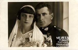 1. Tytuł: para młoda 
2. Opis obrazu: zdjęcie pamiątkowe Mariana i Pelagii Flimtów
3. Data wydarzenia: 04.06.1932 r.
4. Osoby widoczne: brak danych
5. Hasła przedmiotowe: Straż Graniczna, życie rodzinne
6. Opis techniczny: oryginał, czarnobiałe
7. Autor: Tadeusz Terlecki
8. Miejsce przechowywania/właściciel: Waldemar Bocheński