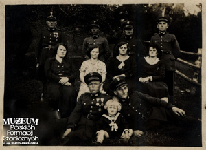 1. Tytuł: strażnicy graniczni
2. Opis obrazu: zdjęcie grupowe strażników granicznych z rodzinami
3. Data wydarzenia: 19.09.1932 r.
4. Osoby widoczne: przodownik Ignacy Gralak (stojący pierwszy z lewej)
5. Hasła przedmiotowe: Straż Graniczna, życie rodzinne
6. Opis techniczny: oryginał, czarnobiałe
7. Autor: brak danych
8. Miejsce przechowywania/właściciel: Waldemar Bocheński