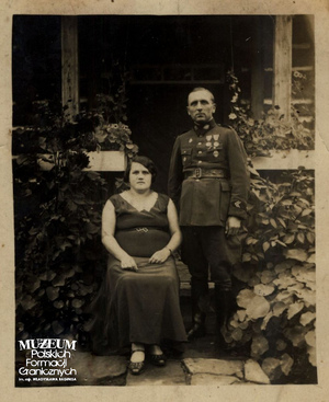 1. Tytuł: przodownik Straży Granicznej 
2. Opis obrazu: przodownik Ignacy Gralak z żoną
3. Data wydarzenia: 31.08.1933 r.
4. Osoby widoczne: przodownik Ignacy Gralak
5. Hasła przedmiotowe: Straż Graniczna, życie rodzinne
6. Opis techniczny: oryginał, czarnobiałe
7. Autor: brak danych
8. Miejsce przechowywania/właściciel: Waldemar Bocheński