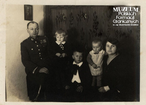 1. Tytuł: strażnik graniczny 
2. Opis obrazu: strażnik graniczny z rodziną
3. Data wydarzenia: 1933 r.
4. Osoby widoczne: brak danych
5. Hasła przedmiotowe: Straż Graniczna, życie rodzinne
6. Opis techniczny: oryginał, czarnobiałe
7. Autor: brak danych
8. Miejsce przechowywania/właściciel: Waldemar Bocheński