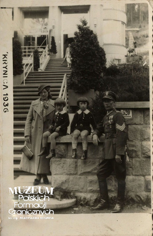 1. Tytuł: strażnik graniczny 
2. Opis obrazu: zdjęcie strażnika z rodziną wykonane w Krynicy
3. Data wydarzenia: 1936 r.
4. Osoby widoczne: brak danych
5. Hasła przedmiotowe: Straż Graniczna, życie rodzinne
6. Opis techniczny: oryginał, czarnobiałe
7. Autor: brak danych
8. Miejsce przechowywania/właściciel: Waldemar Bocheński
