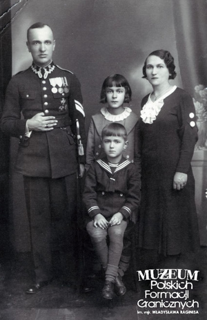 1. Tytuł: strażnik graniczny z rodziną
2. Opis obrazu: zdjęcie okolicznościowe przodownika Romana Stuszewskiego z rodziną 
3. Data wydarzenia: 1939 r.
4. Osoby widoczne: przodownik Roman Stuszewski 
5. Hasła przedmiotowe: Straż Graniczna, życie rodzinne
6. Opis techniczny: oryginał, czarnobiałe
7. Autor: brak danych
8. Miejsce przechowywania/właściciel: Towarzystwo Przyjaciół Chorzel w Chorzelach