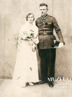 1. Tytuł: ślub strażnika granicznego
2. Opis obrazu: zdjęcie ślubne
3. Data wydarzenia: II poł. lat 30. XX w.
4. Osoby widoczne: brak danych
5. Hasła przedmiotowe: Straż Graniczna, życie rodzinne
6. Opis techniczny: oryginał, czarnobiałe
7. Autor: brak danych
8. Miejsce przechowywania/właściciel: Wojciech Grobelski