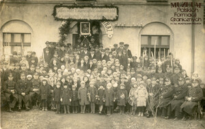 1. Tytuł: strażnicy graniczni
2. Opis obrazu: zdjęcie grupowe strażników granicznych z Komisariatu Straży Granicznej „Krotoszyny”  (Inspektorat SG Brodnica, Mazowiecki Inspektorat Okręgowy SG Ciechanów) wraz z przedstawicielami Polskich Kolei Państwowych, młodzieży szkolnej, stowarzyszeń, podczas obchodów imienin Marszałka Józefa Piłsudskiego
3. Data wydarzenia: 19.03.1932 r.
4. Osoby widoczne: brak danych
5. Hasła przedmiotowe: Straż Graniczna, udział w życiu publicznym
6. Opis techniczny: oryginał, czarnobiałe
7. Autor: brak danych
8. Miejsce przechowywania/właściciel: Waldemar Bocheński