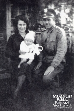 1. Tytuł tematu: Wiktor Kujawa
2. Opis obrazu: zdjęcia pamiątkowe podoficera Korpusu Ochrony Pogranicza z rodziną
3. Data wydarzenia: czerwiec 1934 r.
4. Osoby widoczne: plut. Wiktor Kujawa, żona Helena i syn Henryk
5. Hasła przedmiotowe:  Korpus Ochrony Pogranicza, kadra
6. Opis techniczny: oryginał, czarnobiałe
7. Autor: brak danych
8. Miejsce przechowywania/właściciel: Henryk Kujawa