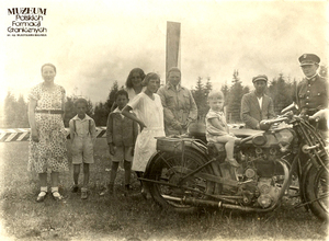 strażnik graniczny oraz rodziny strażników granicznych przy szlabanie i motocyklu w Placówce Straży Granicznej Wyszków (Komisariat SG Ludwikówka, Inspektorat Graniczny SG Stryj)