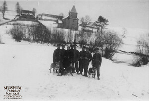 strażnicy graniczni z Placówki Straży Granicznej Żupanie (Komisariat SG Smorze, Inspektorat Graniczny SG Sambor) wraz z żołnierzami, towarzyszącą kobietą i psami służbowym we wsi Żupanie