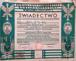 świadectwo ukończenia przez przod. Michała Jebasa pełnego kursu nauki obywatelskiej (z wynikiem dobrym), zorganizowanego przez Powszechny Uniwersytet Korespondencyjny i Komendę Straży Granicznej w terminie 01.11.1933 r. – 01.03.1935 r.