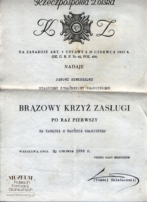 1. Tytuł: akt nadania Krzyża Zasługi
2. Treść: akt nadania starszemu strażnikowi Janowi Minknerowi brązowego  Krzyża Zasługi, podpisany przez Prezesa Rady Ministrów Felicjana  Sławoja - Składkowskiego
3. Hasła przedmiotowe: Straż Graniczna, odznaczenia
4. Wytwórca: Rada Ministrów
5. Czas powstania: 30.06.1938 r.
6. Miejsce sporządzenia: Polska, Warszawa
7. Materiał i technika wykonania: druk wypełniony pismem maszynowym
8. Wymiary: 21 x 29,7 cm
9. Stan zachowania: dobry
10. Miejsce przechowywania/właściciel: Waldemar Bocheński