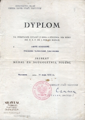 1. Tytuł: akt nadania Medalu Za Długoletnią Służbę
2. Treść: akt nadania starszemu strażnikowi Janowi Minknerowi brązowego  Medalu Za Długoletnią Służbę, podpisany przez ppłk. Juliana Janowskiego - zastępcę Komendanta Straży Granicznej
3. Hasła przedmiotowe: Straż Graniczna, odznaczenia
4. Wytwórca: Komenda Główna Straży Granicznej
5. Czas powstania: 10.05.1938 r.
6. Miejsce sporządzenia: Polska, Warszawa
7. Materiał i technika wykonania: druk wypełniony pismem maszynowym
8. Wymiary: 21 x 29,7 cm
9. Stan zachowania: dobry
10. Miejsce przechowywania/właściciel: Waldemar Bocheński