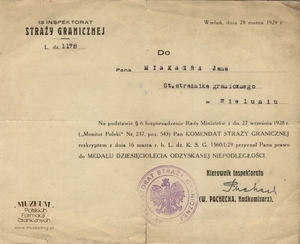 1. Tytuł: zawiadomienie 
2. Treść: dokument informujący o przyznaniu starszemu strażnikowi  Janowi Minknerowi Medalu Dziesięciolecia Odzyskanej Niepodległości,  podpisany przez nadkomisarza W. Pacheckę 
3. Hasła przedmiotowe: Straż Graniczna, odznaczenia
4. Wytwórca: 13 Inspektorat Straży Granicznej
5. Czas powstania: 28.03.1929 r.
6. Miejsce sporządzenia: Polska, Wieluń
7. Materiał i technika wykonania: druk wypełniony pismem maszynowym
8. Wymiary: 21 x 15 cm
9. Stan zachowania: dobry
10. Miejsce przechowywania/właściciel: Waldemar Bocheński