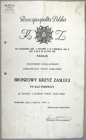 1. Tytuł: akt nadania Krzyża Zasługi
2. Treść: akt nadania przodownikowi Wojciechowi Mikołajczakowi brązowego  Krzyża Zasługi, podpisany przez Prezesa Rady Ministrów Felicjana  Sławoja - Składkowskiego
3. Hasła przedmiotowe: Straż Graniczna, odznaczenia
4. Wytwórca: Rada Ministrów
5. Czas powstania: 19.03.1937 r.
6. Miejsce sporządzenia: Polska, Warszawa
7. Materiał i technika wykonania: druk wypełniony pismem maszynowym
8. Wymiary: 21,6  x 35,7 cm
9. Stan zachowania: dobry
10. Miejsce przechowywania/właściciel: Waldemar Bocheński