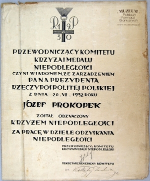 1. Tytuł: akt nadania Krzyża Niepodległości
2. Treść: akt nadania Józefowi Prokopkowi Krzyża Niepodległości
3. Hasła przedmiotowe: Straż Graniczna, odznaczenia
4. Wytwórca: Komitet Krzyża i Medalu Niepodległości
5. Czas powstania: 1932 r.
6. Miejsce sporządzenia: Polska, Warszawa
7. Materiał i technika wykonania: druk
8. Wymiary: 31,2 x 33, 8 cm
9. Stan zachowania: dobry
10. Miejsce przechowywania/właściciel: Waldemar Bocheński