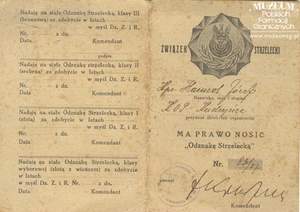 1.Tytuł: legitymacja Odznaki Strzeleckiej
2.Treść: legitymacja nr 83/37, dotycząca nadania Odznaki Strzeleckiej kpr. Józefowi Hamrolowi. Eksponat jest darem przekazanym do Sali Tradycji Centralnego Ośrodka Szkolenia Straży Granicznej im. Marszałka Polski Józefa Piłsudskiego w Koszalinie w 2000 roku przez ppłk. w st. spocz. Mieczysława ZYGMUNTA, byłego żołnierza 21 Batalionu KOP „Niemenczyn”.
3.Hasło przedmiotowe: Korpus Ochrony Pogranicza, odznaczenia
4.Wytwórca: Związek Strzelecki 
5.Czas powstania: 1937 r.
6.Miejsce sporządzenia: Polska, Boroszczów
7.Materiał i technika wykonania: papier, druk, rękopis 
8.Wymiary: 10,3 × 14,8 cm
9.Stan zachowania:  dobry
10.Miejsce przechowywania/właściciel: Centralny Ośrodek Szkolenia SG w Koszalinie