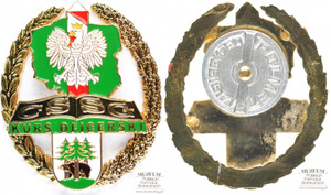 1.Nazwa własna: złota odznaka Kursu Oficerskiego Centrum Szkolenia Straży Granicznej w Kętrzynie (absolwentka)
2.Charakterystyka przedmiotu: odznaka, na której widnieje kontur mapy Polski z wkomponowanym słupem granicznym i wizerunkiem orła w koronie. Poniżej na otwartej książce napis: „CSSG, Kurs Oficerski”, na dole herb miasta Kętrzyn. Całość opleciona wieńcem z liści laurowych i dębowych. Nakrętka sygnowana przez : „Polmet  0343616171”
3.Czas powstania: 2008 r.
4.Hasła przedmiotowe: Straż Graniczna, odznaczenia
5.Miejsce przechowywania/właściciel: Centrum Szkolenia Straży Granicznej w Kętrzynie