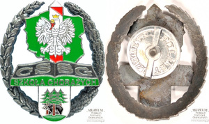 1.Nazwa własna: srebrna odznaka Szkoły Chorążych Centrum Szkolenia Straży Granicznej w Kętrzynie (absolwentka)
2.Charakterystyka przedmiotu: odznaka, na której widnieje kontur mapy Polski z wkomponowanym słupem granicznym i wizerunkiem orła w koronie. Poniżej na otwartej książce napis: „CSSG, Szkoła Chorążych”, na dole herb miasta Kętrzyn. Całość opleciona wieńcem z liści laurowych i dębowych. Nakrętka  sygnowana przez : „Polmet  0343616171”
3.Czas powstania: 2008 r.
4.Hasła przedmiotowe: Straż Graniczna, odznaczenia
5.Miejsce przechowywania/właściciel: Centrum Szkolenia Straży Granicznej w Kętrzynie
