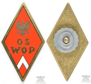 1.Nazwa własna: odznaka Oficerskiej Szkoły Wojsk Ochrony Pogranicza (absolwentka)
2.Charakterystyka przedmiotu: odznaka w kształcie rombu, na czerwonym tle wizerunek orła, poniżej napis: „OS WOP”
3.Czas powstania: lata 60. XX w.
4.Hasła przedmiotowe: Wojska Ochrony Pogranicza, odznaczenia
5.Miejsce przechowywania/właściciel: Centrum Szkolenia Straży Granicznej w Kętrzynie