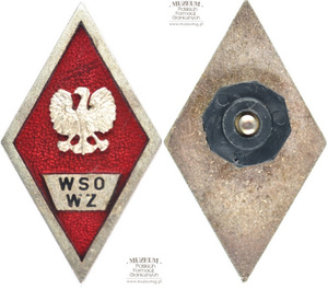 1.Nazwa własna: odznaka Wyższej Szkoły Oficerskiej Wojsk Zmechanizowanych im. Tadeusza Kościuszki (absolwentka)
2.Charakterystyka przedmiotu: odznaka w kształcie rombu, na czerwonym tle wizerunek orła, poniżej napis: „WSO WZ”
3.Czas powstania: lata 80. XX w.
4.Hasła przedmiotowe: Wojska Ochrony Pogranicza, odznaczenia
5.Miejsce przechowywania/właściciel: Centrum Szkolenia Straży Granicznej w Kętrzynie