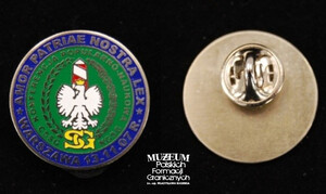 1. Nazwa własna: odznaka pamiątkowa
2. Charakterystyka przedmiotu: okrągła odznaka wykonana z metalu.  Na jej obwodzie, na niebieskim pasie widnieje sentencja „Amor Patriae Nostra Lex” i napis „Warszawa 13.11.07 r.” Wewnętrzne pole koloru zielonego okala napis „Konferencja popularno – naukowa CSSG, KGSG”. W środku orzeł na tle słupa granicznego, pod nim dwie splecione litery SG, z których  wychodzą gałązki dębu (z prawej) i wawrzynu (z lewej)
3. Czas powstania: 2007 r.
4. Hasła przedmiotowe: Straż Graniczna, odznaczenia
5. Miejsce przechowywania/właściciel: Waldemar Bocheński