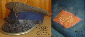 1. Nazwa własna: czapka sierżanta Korpusu Ochrony Pogranicza
2. Charakterystyka przedmiotu:  czapka garnizonowa (wzór używany w latach 1936 - 1939) z twardym, okrągłym, denkiem obwiedzionym zieloną lamówką, okutym daszkiem i granatowym otokiem. Na nim wyhaftowane dystynkcje sierżanta  (w kształcie litery V). Nad otokiem  zielona lamówka. Orzeł typu wojskowego wz. 1919, wytłoczony z blachy. Na wewnętrznej stronie denka naszyte znaki producenta (logo, J. Bines, Ostróg, Dubieńska 8)
3. Czas powstania: po 1938 r.
4. Hasła przedmiotowe: Korpus Ochrony Pogranicza, umundurowanie
5. Miejsce przechowywania/właściciel:  Artur Gniado - Tutakiewicz