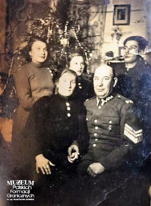 1. Tytuł tematu: Franciszek Konieczek
2. Opis obrazu: świąteczne zdjęcie pamiątkowe rodziny strażnika granicznego 
3. Data wydarzenia: 1938 r.
4. Osoby widoczne: str. Franciszek Konieczek, żona Katarzyna oraz dzieci: Leon, Wanda i Helena    
5. Hasła przedmiotowe: Straż Graniczna, kadra
6. Opis techniczny: oryginał, czarnobiałe
7. Autor: brak danych
8. Miejsce przechowywania/właściciel: zbiory rodziny Toporowskich, udostępnił Krzysztof Knych