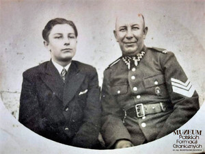 1. Tytuł tematu: Franciszek Konieczek
2. Opis obrazu: zdjęcie pamiątkowe strażnika granicznego z synem
3. Data wydarzenia: 1938-1939
4. Osoby widoczne: str. Franciszek Konieczek, syn Leon  
5. Hasła przedmiotowe: Straż Graniczna, kadra
6. Opis techniczny: oryginał, czarnobiałe
7. Autor: brak danych
8. Miejsce przechowywania/właściciel: zbiory rodziny Toporowskich, udostępnił Krzysztof Knych
