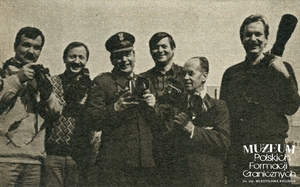 1. Tytuł: fotoreporterzy Wojskowej Agencji Fotograficznej
2. Opis obrazu: zdjęcie grupowe fotoreporterów, którzy zamieszczali fotogramy w Fotoserwisie Wojsk Ochrony Pogranicza 
3. Data wydarzenia:1987 r.
4. Osoby widoczne: od lewej – Ireneusz Sobieszczuk, Sławomir Kaczorek, mjr  Zbigniew Chmurzyński, Leszek Wróblewski, Stanisław Iwan i Jan Bogacz
5. Hasła przedmiotowe: Wojska Ochrony Pogranicza, prasa i wydawnictwa
6. Opis techniczny: oryginał, czarnobiałe
7. Autor: T. Szczepaniak
8. Miejsce przechowywania/właściciel: Archiwum Straży Granicznej