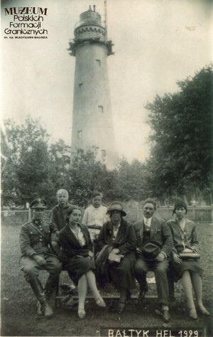 1. Tytuł tematu: strażnik graniczny
 2. Opis obrazu: strażnik graniczny z osobami towarzyszącymi przed latarnią morską na Helu
 3. Data wydarzenia: 1929 r. 
 4. Osoby widoczne: str. Stefan Wojtkiewicz – pierwszy z lewej 
 5. Hasła przedmiotowe: Straż Graniczna, życie rodzinne 
 6. Opis techniczny: reprodukcja, czarnobiałe
 7. Autor: brak danych 
 8. Miejsce przechowywania/właściciel: Archiwum Straży Granicznej w Szczecinie. Zbiór spuścizn i relacji, sygn. 2237/7 (Stefan Wojtkiewicz)