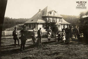 1. Tytuł tematu: strażnicy graniczni
2. Opis obrazu: strażnicy graniczni z rodzinami przed budynkiem Placówki Straży Granicznej Wyszków (Komisariat SG Ludwikówka, Inspektorat Graniczny SG Stryj). Szkolenie psa
3. Data wydarzenia: lata 30 XX w.
4. Osoby widoczne: strażnik Jan Jastrzębski – drugi z lewej, szkoli psa 
5. Hasła przedmiotowe: Straż Graniczna, życie rodzinne
6. Opis techniczny: oryginał, czarnobiałe
7. Autor: brak danych
8. Miejsce przechowywania/właściciel: Jacek Jastrzębski