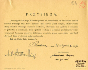1.Tytuł: Szczepan Ławniczak
2.Treść: tekst przysięgi służbowej, złożonej przez Szczepana Ławniczaka 
3.Hasła przedmiotowe: Straż Graniczna, kadra
4.Wytwórca: Straż Graniczna
5.Czas powstania: 30.01.1929 r.
6.Miejsce sporządzenia: Polska, Rudna
7.Materiał i technika wykonania: papier, druk wypełniony ręcznie
8.Wymiary: 22,5 x 17 cm
9.Stan zachowania: dobry
10.Miejsce przechowywania/właściciel: Archiwum Straży Granicznej w Szczecinie