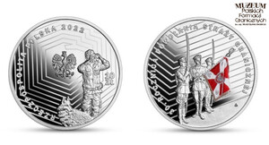 1. Nazwa własna: srebrna moneta kolekcjonerska Narodowego Banku Polskiego „30. rocznica powołania Straży Granicznej” o nominale 10 zł
2. Charakterystyka przedmiotu: na awersie monety widoczny funkcjonariusz Straży Granicznej z psem podczas patrolu. Pośrodku godło państwowe w konturze mapy Polski. Krawędź obwiedziona napisem: „Rzeczpospolita Polska 2022”. Na rewersie monety widnieją funkcjonariusze Straży Granicznej występujący w składzie pocztu sztandarowego ze sztandarem Komendy Głównej Straży Granicznej oraz napis: „30. rocznica powołania Straży Granicznej”. Rewers monety wykonano na podstawie zdjęcia pocztu w składzie: dowódca mł. chor Bartosz Zgorzało (po lewej), sztandarowy sierż. Piotr Jurusik, asystujący sierż. Sylwester Biel (po prawej). Zdjęcie wykonana w Karpackim Ośrodku Wsparcia w Nowym Sączu w 2015 r. Średnica monety: 32,00 mm
3. Czas powstania: 2022 r.
4. Hasła przedmiotowe: Straż Graniczna, przedmioty pamiątkowe
5. Miejsce przechowywania/ właściciel: zdjęcie monety udostępnił Narodowy Bank Polski w Warszawie