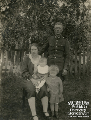 1. Tytuł: strażnik graniczny
2. Opis obrazu: zdjęcie strażnika Leona Landowskiego z rodziną
3. Data wydarzenia: 02.08.1930 r.
4. Osoby widoczne: strażnik Leon Landowski z Placówki SG Radomno (Komisariat SG Krotoszyny, Inspektorat Graniczny SG Brodnica, Mazowiecki Inspektorat Okręgowy SG)
5. Hasła przedmiotowe: Straż Graniczna, życie rodzinne
6. Opis techniczny: oryginał,  czarnobiałe
7. Autor: brak danych
8. Miejsce przechowywania/właściciel: Waldemar Bocheński