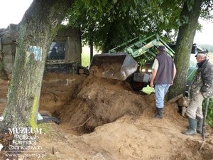 1. Tytuł: porządkowanie terenu
2. Opis obrazu: spychacz zasypujący miejsce eksploracji
3. Data wydarzenia: 22.08.2011 r.
4. Osoby widoczne: brak danych
5. Hasła przedmiotowe: miejsca pamięci
6. Opis techniczny: oryginał, kolorowe
7. Autor: Waldemar Bocheński
8. Miejsce przechowywania/właściciel: Waldemar Bocheński