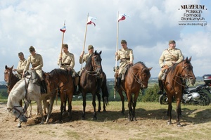 1. Tytuł: uczestnicy ceremonii pogrzebowej 
2. Opis obrazu: członkowie Grupy Rekonstrukcji Historycznej z Kolna
3. Data wydarzenia: 10.09.2011 r.
4. Osoby widoczne: brak danych
5. Hasła przedmiotowe: miejsca pamięci
6. Opis techniczny: oryginał, kolorowe
7. Autor: Małgorzata Zaremba
8. Miejsce przechowywania/właściciel: Małgorzata Zaremba