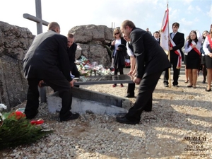 1. Tytuł: ceremonia pogrzebowa
2. Opis obrazu: położenie płyty nagrobnej
3. Data wydarzenia: 10.09.2011 r.
4. Osoby widoczne: brak danych
5. Hasła przedmiotowe: miejsca tradycji
6. Opis techniczny: oryginał, kolorowe
7. Autor: Małgorzata Zaremba
8. Miejsce przechowywania/właściciel: Małgorzata Zaremba