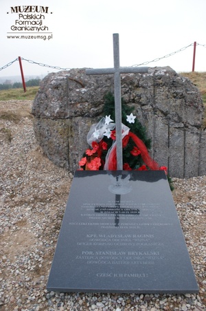 1. Tytuł: ceremonia pogrzebowa
2. Opis obrazu: grobowiec kpt. Władysława Raginisa i por. Stanisława Brykalskiego
3. Data wydarzenia: 10.09.2011 r.
4. Osoby widoczne: nie ma
5.  Hasła przedmiotowe: miejsca tradycji
6. Opis techniczny: oryginał, kolorowe
7. Autor: Dariusz Szymanowski
8. Miejsce przechowywania/właściciel: Dariusz Szymanowski
