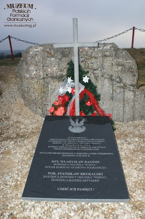 1. Tytuł: ceremonia pogrzebowa
2. Opis obrazu: grobowiec kpt. Władysława Raginisa i por. Stanisława Brykalskiego
3. Data wydarzenia: 10.09.2011 r.
4. Osoby widoczne: nie ma
5.  Hasła przedmiotowe: miejsca tradycji
6. Opis techniczny: oryginał, kolorowe
7. Autor: Dariusz Szymanowski
8. Miejsce przechowywania/właściciel: Dariusz Szymanowski