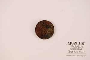 1. Nazwa własna: moneta 
2. Charakterystyka przedmiotu: moneta o nominale 1 grosz, wydobyta z miejsca  ekshumacji kpt. Władysława Raginisa
3. Czas powstania: przed 1939 r.
4. Hasła przedmiotowe: miejsca pamięci
5. Miejsce przechowywania/właściciel: Stowarzyszenie Wizna 1939