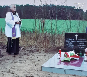 1. Tytuł tematu: mogiła żołnierza 
2. Opis obrazu: poświęcenie grobu nieznanego poległego żołnierza ze strażnicy Korpusu Ochrony Pogranicza „Karolin” (po renowacji), Anoszki, Białoruś
3. Data wydarzenia: 03.11.2021 r.
4. Osoby widoczne: o. Alojzy Benon Szulik 
5. Hasła przedmiotowe: miejsca pamięci
6. Opis techniczny: oryginał, kolor
7. Autor: brak danych
8. Miejsce przechowywania/właściciel: Marek Gierasimiuk
