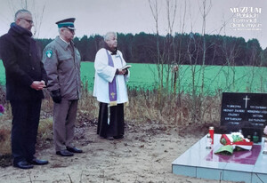 1. Tytuł tematu: mogiła żołnierza 
2. Opis obrazu: poświęcenie grobu nieznanego poległego żołnierza ze strażnicy Korpusu Ochrony Pogranicza „Karolin” (po renowacji), Anoszki, Białoruś
3. Data wydarzenia: 03.11.2021 r.
4. Osoby widoczne: o. Alojzy Benon Szulik (pierwszy z prawej), ppłk SG Marek Gierasimiuk (w środku)
5. Hasła przedmiotowe: miejsca pamięci
6. Opis techniczny: oryginał, kolor
7. Autor: brak danych
8. Miejsce przechowywania/właściciel: Marek Gierasimiuk