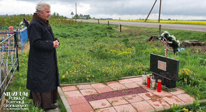 1. Tytuł tematu: mogiła żołnierzy
2. Opis obrazu: grób 5 poległych żołnierzy ze strażnicy Korpusu Ochrony Pogranicza „Wardomicze” (przed renowacją), cmentarz w Wardomiczach
3. Data wydarzenia: 2021 - 2022
4. Osoby widoczne: o. Alojzy Benon Szulik 
5. Hasła przedmiotowe: miejsca pamięci
6. Opis techniczny: oryginał, kolor
7. Autor: brak danych
8. Miejsce przechowywania/właściciel: Marek Gierasimiuk