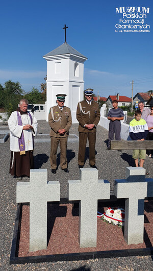 1. Tytuł tematu: Polski Cmentarz Wojenny w Dołhinowie
2. Opis obrazu: uroczyste poświęcenie odremontowanej kwatery poległych żołnierzy ze strażnicy Korpusu Ochrony Pogranicza „Pohost” na cmentarzu wojennym w Dołhinowie
3. Data wydarzenia: 10.08.2021 r.
4. Osoby widoczne: o. Alojzy Benon Szulik – pierwszy z lewej, oficer łącznikowy SG ppłk Marek Gierasimiuk – drugi z lewej 
5. Hasła przedmiotowe: miejsca pamięci
6. Opis techniczny: oryginał, kolor
7. Autor: brak danych
 8. Miejsce przechowywania/właściciel: Marek Gierasimiuk