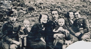 1. Tytuł tematu: strażnik graniczny z rodziną 
2. Opis obrazu: strażnik graniczny Jan Niedziela (Placówka SG „Berehy Górne”) z żoną Bronisławą, dziećmi oraz osobami towarzyszącymi. Widoczny także pies „As”
3. Data wydarzenia: 1939 r.
4. Osoby widoczne: str. Jan Niedziela (z córką Ireną na kolanach), na lewo od niego żona Bronisława i syn Józef 
5. Hasła przedmiotowe: Straż Graniczna, życie rodzinne
6. Opis techniczny: oryginał, czarnobiałe
7. Autor: brak danych
8. Miejsce przechowywania/właściciel: Jan Niedziela