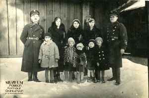 1. Tytuł tematu: str. Bolesław Suchorski
2. Opis obrazu: zdjęcie pamiątkowe strażników granicznych z rodzinami
3. Data wydarzenia: 1931 r. 
4. Osoby widoczne: str. Bolesław Suchorski (stojący z prawej)
5. Hasła przedmiotowe: Straż Graniczna, kadra
6. Opis techniczny: oryginał, czarnobiałe
7. Autor: brak danych
8. Miejsce przechowywania/właściciel: udostępnił Remigiusz Maćkowiak