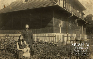 1. Tytuł: strażnik graniczny z rodziną
2. Opis obrazu: zdjęcie wykonane na tle budynku placówki Straży Granicznej „Niedzica” (Inspektorat Graniczny Straży Granicznej „Nowy Targ”)
3. Data wydarzenia: I poł. lat 30. XX w.
4. Osoby widoczne: brak danych
5. Hasło przedmiotowe: Straż Graniczna, życie rodzinne
6. Opis techniczny: oryginał, czarnobiałe
7. Autor: brak danych
8. Miejsce przechowywania/właściciel: Waldemar Bocheński