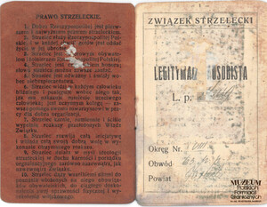 1. Tytuł: legitymacja Związku Strzeleckiego Franciszka Wróblewskiego
2. Treść: legitymacja zawiera zdjęcie plut. rez. instruktora przygotowania wojskowego Franciszka Wróblewskiego, przydział organizacyjny do Z.S. Chełmża oraz informację o prawie do noszenia munduru. Legitymacja wypełniona 03.03.1934 r., z datą ważności do 31.12 1937 r. Zawiera zapis o przyznanej Odznace Pamiątkowej Korpusu Ochrony Pogranicza „Za Służbę Graniczną” oraz przebiegu służby wojskowej w KOP
3. Hasła przedmiotowe: Korpus Ochrony Pogranicza, związki i stowarzyszenia
4. Wytwórca: Komendant Powiatu ZS w Toruniu
5. Czas powstania: 03.03.1934 r.
6. Miejsce sporządzenia: Polska, Toruń
7. Materiał i technika wykonania: druk wypełniony pismem odręcznym, pieczęć
8. Wymiary: brak danych
9. Stan zachowania: dobry
10. Miejsce przechowywania/właściciel: Andrzej Olichwiruk