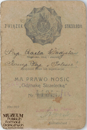 1. Tytuł: legitymacja Związku Strzeleckiego
2. Treść: legitymacja uprawniająca sapera Władysława Czaplę z kompanii saperów Brygady Korpus Ochrony Pogranicza „Polesie” do noszenia odznaki strzeleckiej
3. Hasła przedmiotowe: Korpus Ochrony Pogranicza, związki i stowarzyszenia
4. Wytwórca: Komendant Powiatowy Związku Strzeleckiego
5. Czas powstania: 1936 r.
6. Miejsce sporządzenia: Polska
7. Materiał i technika wykonania: druk wypełniony pismem odręcznym, mokra pieczęć
8. Wymiary: brak danych
9. Stan zachowania: dobry
10. Miejsce przechowywania/właściciel: Andrzej Olichwiruk