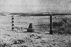 Betonowy monolit jako centr znaku granicznego nr 224. Przejście granicy z odcinka suchego na mokry, wzdłóż rzeki San. Foto z 1946 r. Protokoły znaków granicznych przechowywane w Placówce SG w Ustrzykach Górnych