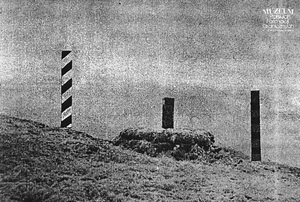 Znak graniczny nr 13 i jako centr przedwojenny kamień graniczny nr XI-31. Południowy stok Wielkiej Rawki. Foto z 1946 r. Protokoły znaków granicznych przechowywane w Placówce SG w Ustrzykach Górnych